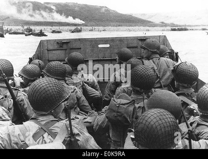 Des troupes dans un LCVP landing craft Omaha Beach approche le jour J, le 6 juin 1944. Remarque Le casque au filet, faible signe "non fumeur" o Banque D'Images