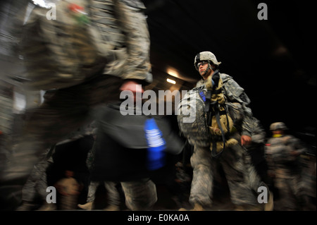 Soldats à bord d'un C-17 Globemaster III le 13 août 2010, à la base aérienne de Sather, de l'Iraq. Les soldats sont le redéploiement dans le cadre de l'U.S. Banque D'Images