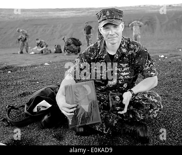 L'Aviation en chef Maître de Manœuvre (Équipement) Andrew Thomasson et son grand-père partager un dernier moment ensemble sur Iwo Jima. Banque D'Images