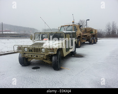 Caroline du Sud, les soldats de la Garde nationale d'armée d'une dépanneuse lourde étape d'équipe le long de l'Interstate 85 à Gaffney, à l'appui de la S.C. Depart Banque D'Images