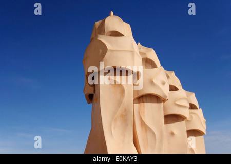 Couvert de fragments de céramique cheminées qui ressemblent à l'instar des casques à La Pedrera (Casa Mila) à Barcelone, Catalogne. Banque D'Images