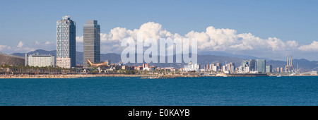 Vue sur Barcelone depuis la mer. Banque D'Images