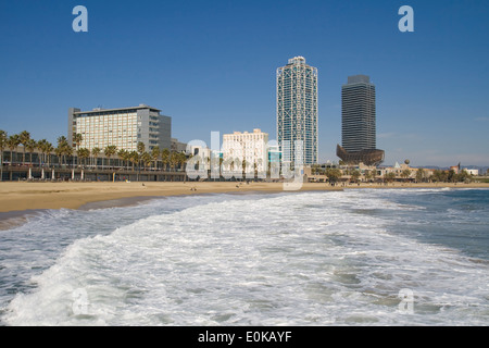 Vue sur la plage de la Barceloneta, Barcelone, Catalogne. Banque D'Images