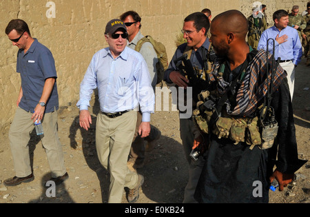 KONAR PROVINCE, Afghanistan - le sénateur John McCain parle avec un membre de l'équipe des Forces d'opérations spéciales dans Mangwel village, K Banque D'Images