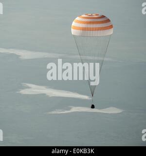 Le vaisseau Soyouz TMA-11M Flotteurs retour à la masse exerçant son équipage Expédition 39 membres d'équipage, 14 mai 2014 près de la ville de Zhezkazgan, au Kazakhstan. Wakata, Tiourine et Mastracchio est revenu sur Terre après plus de six mois à bord de la Station spatiale internationale où ils ont servi en tant que membres de l'Expédition 38 et 39 équipes. Banque D'Images