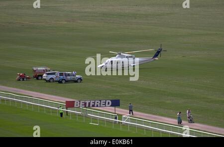 York UK 15 Mai 2014 Un hélicoptère arrive à l'hippodrome de York avant le début de la réunion Festival Dante. Dante Festival 2014 York, UK Crédit : John Fryer/Alamy Live News Banque D'Images