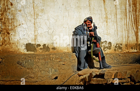 Darwish, un agent de la Police nationale afghane, mans son poste de gouverneur de la province de Zabul. Ashraf Naseri parle lors d'une shura, ou rencontrez Banque D'Images