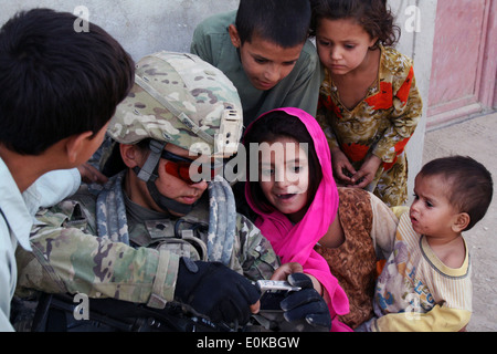 La VILLE DE KANDAHAR, Afghanistan (sept. 30) - de la CPS. Annette Sisk, un policier militaire avec la 58e Compagnie de Police militaire attaché Banque D'Images