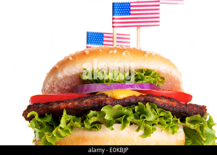 Un délicieux hamburger avec des drapeaux américains peu sur le dessus, isolé Banque D'Images