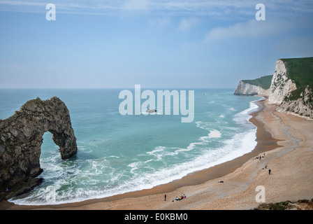 Vue panoramique de Durdle Door arche près de calcaire sur la côte jurassique de Lulworth, dans le Dorset, Angleterre, RU Banque D'Images