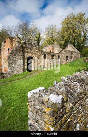 Des immeubles en ruines dans le village abandonné de Tyneham dans le Dorset, Angleterre, RU Banque D'Images