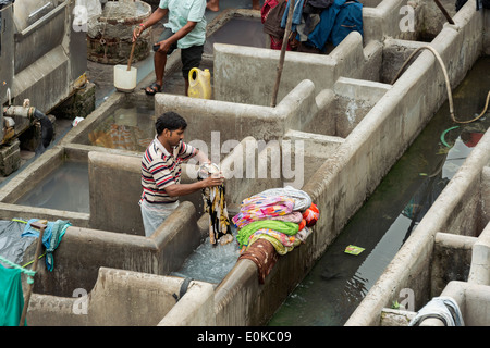 Homme travaillant à la lessive, Dhobi Ghat, Mumbai, Inde Banque D'Images