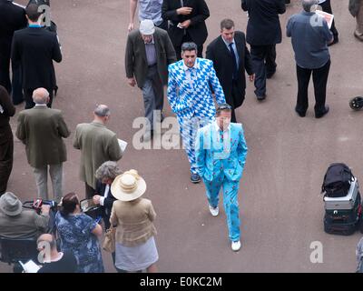 York UK 15 mai 2014 Deux hommes habillés en bleu à pied si la foule à la réunion Festival Dante.à l'hippodrome de York. Dante Festival 2014 York, Royaume-Uni Banque D'Images