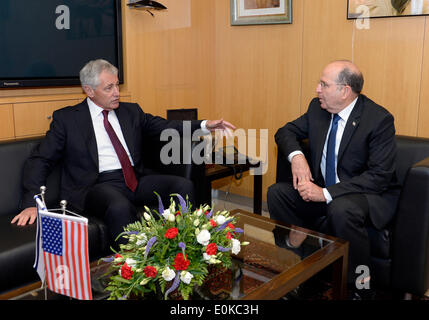 Jérusalem, Israël. 15 mai, 2014. Le Ministre israélien de la défense, Moshe Ya'alon (R) se réunit, lors de la visite du secrétaire américain à la défense Chuck Hagel au Ministère israélien de la Défense à Tel Aviv, Israël, le 15 mai 2014. Le secrétaire américain à la défense Chuck Hagel a déclaré jeudi qu'il n'a pas pu valider un récent rapport des médias d'allégations d'espionnage israélien dans son pays. Credit : Ambassade des États-Unis pour Israël/Matty Stern/Xinhua/Alamy Live News Banque D'Images