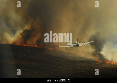 Un Ministère de l'Agriculture américain, Service Forestier King Air avion plomb guides un C-130J Hercules de la 146e Airlift Wing durin Banque D'Images