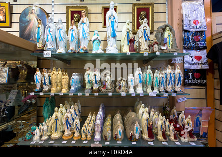 Des icônes et des statues de Notre Dame et Sainte Bernadette de Lourdes au lieu de pèlerinage dans le sud de la France Banque D'Images