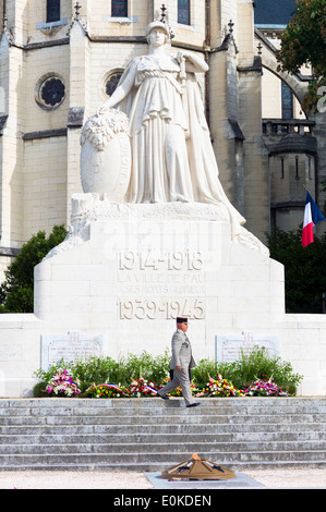 La Seconde Guerre mondiale, 1 et 2 de la Seconde Guerre mondiale memorial La Ville de Pau pour soldats morts des guerres mondiales soldat et tributs floraux à Pau, France Banque D'Images