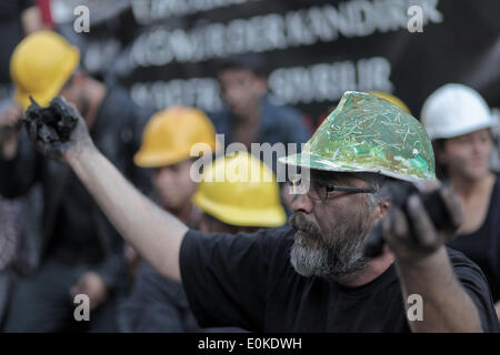 Istanbul, Turquie. 15 mai, 2014. Des militants turcs tenir le charbon comme ils ont souillé leur visage avec du charbon et le port d'un casque de mineur au cours d'une manifestation pour les victimes de l'explosion à la mine de Soma, à Istanbul, Turquie, 15 mai 2014. La société propriétaire de la mine de Soma, la scène de la pire catastrophe minière, a déclaré que 450 travailleurs avaient été enregistrées et 80 d'entre eux étaient encore à l'hôpital. Credit : Ahmed Deeb/NurPhoto ZUMAPRESS.com/Alamy/Live News Banque D'Images