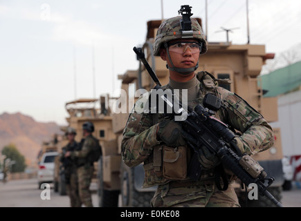 Le sergent de l'armée américaine. Calixto Inot, membre de l'équipe des forces de sécurité pour l'Équipe provinciale de reconstruction (EPR) Farah, de maintenir la sécurité duri Banque D'Images