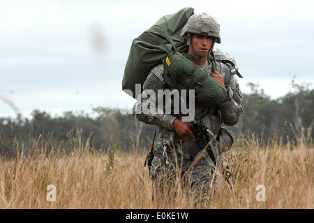 Un soldat de l'Armée américaine du 1er Bataillon, affecté au 501e Régiment d'infanterie de parachutistes, de Fort Richardson, Alaska, sort de la dro Banque D'Images