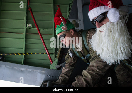 Les soldats de l'Armée américaine affecté à l'opérations spéciales interarmées en Afghanistan de la Force opérationnelle interarmées en Afghanistan regarder la campagne f Banque D'Images