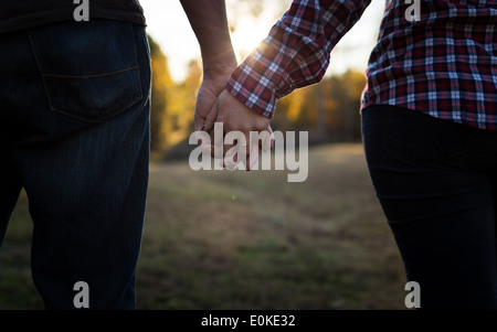 Beau couple dans une ferme Holding Hands Banque D'Images