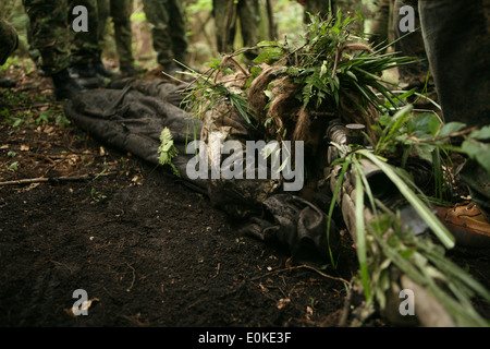 Le Cpl. Nikola K. Kondovski établit dans sa dernière position de tir au cours de l'effort à la lumière forestière 12-01 aires de manoeuvre, le foi Hijudai Banque D'Images