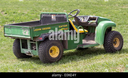 John Deere Gator ATV four wheeler avec dump. Banque D'Images