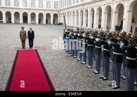 Le président américain Barack Obama se tient avec le général Rolando Mosca Moschini, lors d'un examen de la garde d'honneur à l'arrivée de rencontrer le président italien Giorgio Napolitano au Quirinal le 27 mars 2014 à Rome, Italie. Banque D'Images