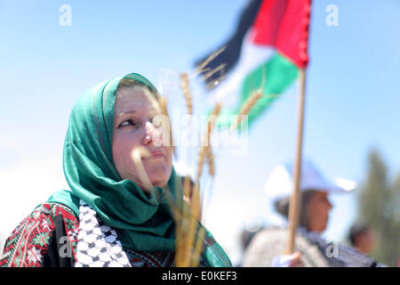 Gaza, la Palestine. 15 mai, 2014. Des manifestants palestiniens prennent part à une manifestation marquant la Nakba ou le ''Day of Catastrophe'' près de passage d'Erez dans le nord de la bande de Gaza le 15 mai 2014. La mention ''palestiniens'' de la Nakba (catastrophe) le jeudi pour commémorer l'expulsion ou la fuite de quelque 700 000 Palestiniens de leurs maisons dans la guerre qui a mené à la fondation d'Israël en 1948. Credit : Momen Faiz/NurPhoto ZUMAPRESS.com/Alamy/Live News Banque D'Images