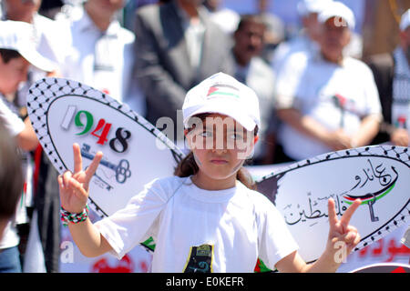 Gaza, la Palestine. 15 mai, 2014. Des manifestants palestiniens prennent part à une manifestation marquant la Nakba ou le ''Day of Catastrophe'' près de passage d'Erez dans le nord de la bande de Gaza le 15 mai 2014. La mention ''palestiniens'' de la Nakba (catastrophe) le jeudi pour commémorer l'expulsion ou la fuite de quelque 700 000 Palestiniens de leurs maisons dans la guerre qui a mené à la fondation d'Israël en 1948. Credit : Momen Faiz/NurPhoto ZUMAPRESS.com/Alamy/Live News Banque D'Images