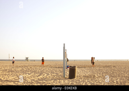 Un petit groupe d'hommes jouent un jeu de volley-ball sur la plage de Venice à Los Angeles, Californie. Banque D'Images