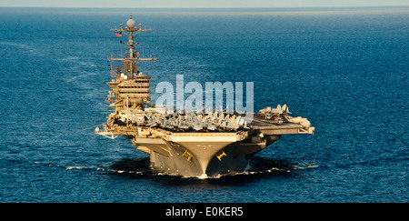 121012-N-OY799-139 MER ANDAMAN (oct. 12, 2012) La classe Nimitz porte-avions USS JOHN C. STENNIS (CVN 74) se déplace en format Banque D'Images