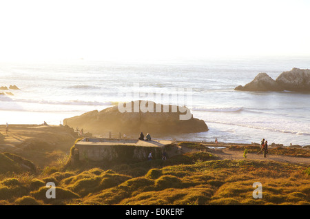 Les gens profiter du soleil et se promener au bord de l'eau à la Sutro Baths à Lands End à San Francisco, Californie. Banque D'Images