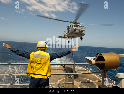 Maître de Manœuvre 3 classe O'Bryant dirige un SH-60B Seahawk, affecté à l'hélicoptère "vipères" de la lutte anti-sous-SQ Banque D'Images