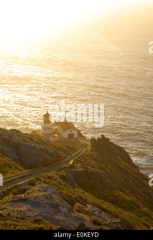 Le Point Reyes Lighthouse au coucher du soleil. Banque D'Images