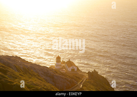 Le Point Reyes Lighthouse au coucher du soleil. Banque D'Images