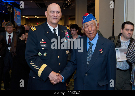 Chef de l'armée américaine, le général Raymond Odierno T. se tient à côté d'un ancien combattant de la DEUXIÈME GUERRE MONDIALE à l'Nisei Nisei programme Anciens Combattants National Vet Banque D'Images