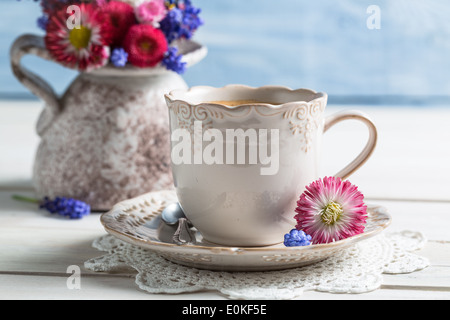 Fleurs de Printemps et de café sur table ancienne Banque D'Images