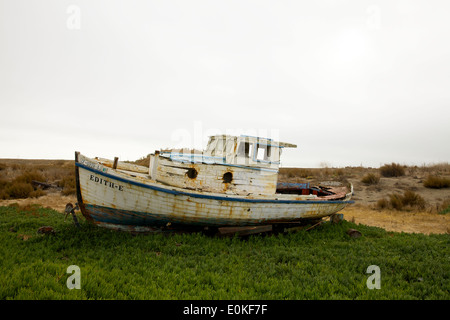 Le Edith-E, un bateau est assis à terre dans le port de plaisance de Sonoma en Californie, Petaluma. Banque D'Images