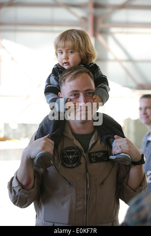 Le capitaine du Corps des Marines des États-Unis William R. Houck avec ravitaillement aérien maritime (Escadron de transport) VMGR 352, Marine Aircraft Group (MAG) Banque D'Images