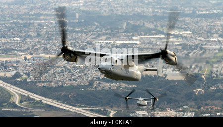 Deux MV-22 'Ospreys' à partir de la moyenne de l'Escadron 161 marines à rotors basculants survoler San Diego 11 janvier. Le Marine Corps Air Station Miramar- Banque D'Images