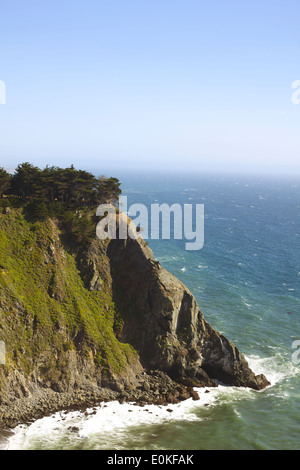 Une vue de la falaise sur la côte le long de l'autoroute Un dans la région de Big Sur, en Californie. Banque D'Images