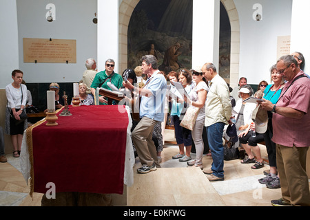 Le chant de groupe à l'intérieur de l'Église des bergers, Bethléem, Israël Banque D'Images