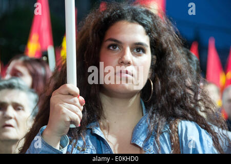 Athènes, Grèce. 15 mai, 2014. Un supporteur KKE tenant un drapeau rouge alors que l'audience discours central pendant la majeure partie de la commune de rassemblement politique élections en Grèce Crédit : PACIFIC PRESS/Alamy Live News Banque D'Images