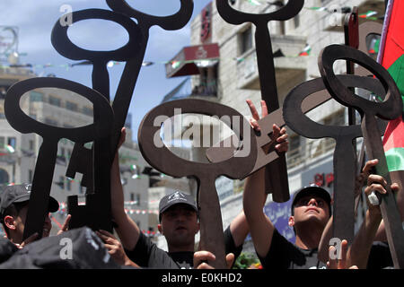 Ramallah, Cisjordanie. 15 mai, 2014. Holdsa palestinienne clé symbolique pendant un rassemblement pour commémorer la Nakba ou 'catastrophe' en arabe, dans la ville de Ramallah, en Cisjordanie, jeudi, dans la ville de Ramallah, en Cisjordanie, le 15 mai 2014. Palestiniens mark le jeudi la Nakba, ou 'jour de la catastrophe", pour commémorer l'expulsion de quelque 700 000 Palestiniens de leurs maisons dans la guerre qui a mené à la fondation d'Israël en 1948. Credit : PACIFIC PRESS/Alamy Live News Banque D'Images