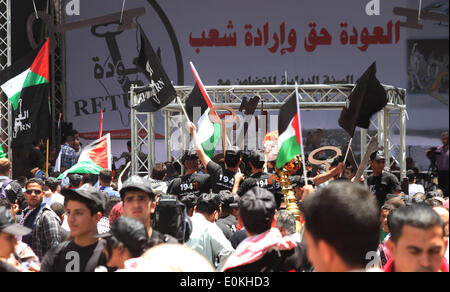 Ramallah, Cisjordanie. 15 mai, 2014. Peuple palestinien assiste à un rassemblement pour commémorer la Nakba ou 'catastrophe' en arabe, dans la ville de Ramallah, en Cisjordanie, jeudi, dans la ville de Ramallah, en Cisjordanie, le 15 mai 2014. Palestiniens mark le jeudi la Nakba, ou 'jour de la catastrophe", pour commémorer l'expulsion de quelque 700 000 Palestiniens de leurs maisons dans la guerre qui a mené à la fondation d'Israël en 1948. Credit : PACIFIC PRESS/Alamy Live News Banque D'Images