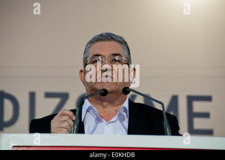 Athènes, Grèce. 15 mai, 2014. Dimitris Koutsoumbas secrétaire générale du KKE (Commnist de Grèce) donne un discours au sujet du 18 mai élections municipalité en Grèce Crédit : PACIFIC PRESS/Alamy Live News Banque D'Images