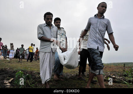 Dhaka, Bangladesh. 16 mai, 2014. Les sauveteurs portent corps après l'accident de ferry dans le district de Munshiganj, Dhaka, Bangladesh, le 16 mai 2014. Bangladesh Les sauveteurs ont tiré plus de 10 organes, tout en relevant le nombre de morts à 22 dans l'accident de ferry sur le fleuve Meghna, après qu'il a sombré dans la tempête le jeudi après-midi. Shariful Islam Crédit :/Xinhua/Alamy Live News Banque D'Images