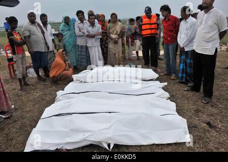 Dhaka, Bangladesh. 16 mai, 2014. La famille d'identifier les corps après l'accident de ferry dans le district de Munshiganj, Dhaka, Bangladesh, le 16 mai 2014. Bangladesh Les sauveteurs ont tiré plus de 10 organes, tout en relevant le nombre de morts à 22 dans l'accident de ferry sur le fleuve Meghna, après qu'il a sombré dans la tempête le jeudi après-midi. Shariful Islam Crédit :/Xinhua/Alamy Live News Banque D'Images